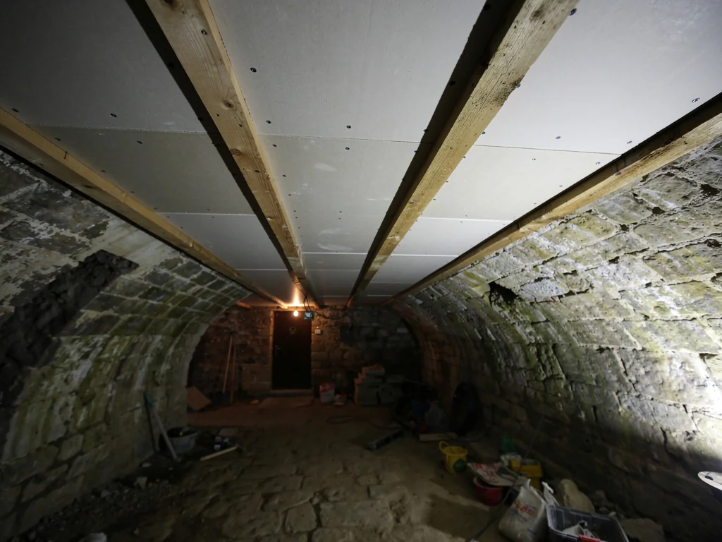 Isolation d'un plancher bas au-dessus d'une cave voûtée en pierre